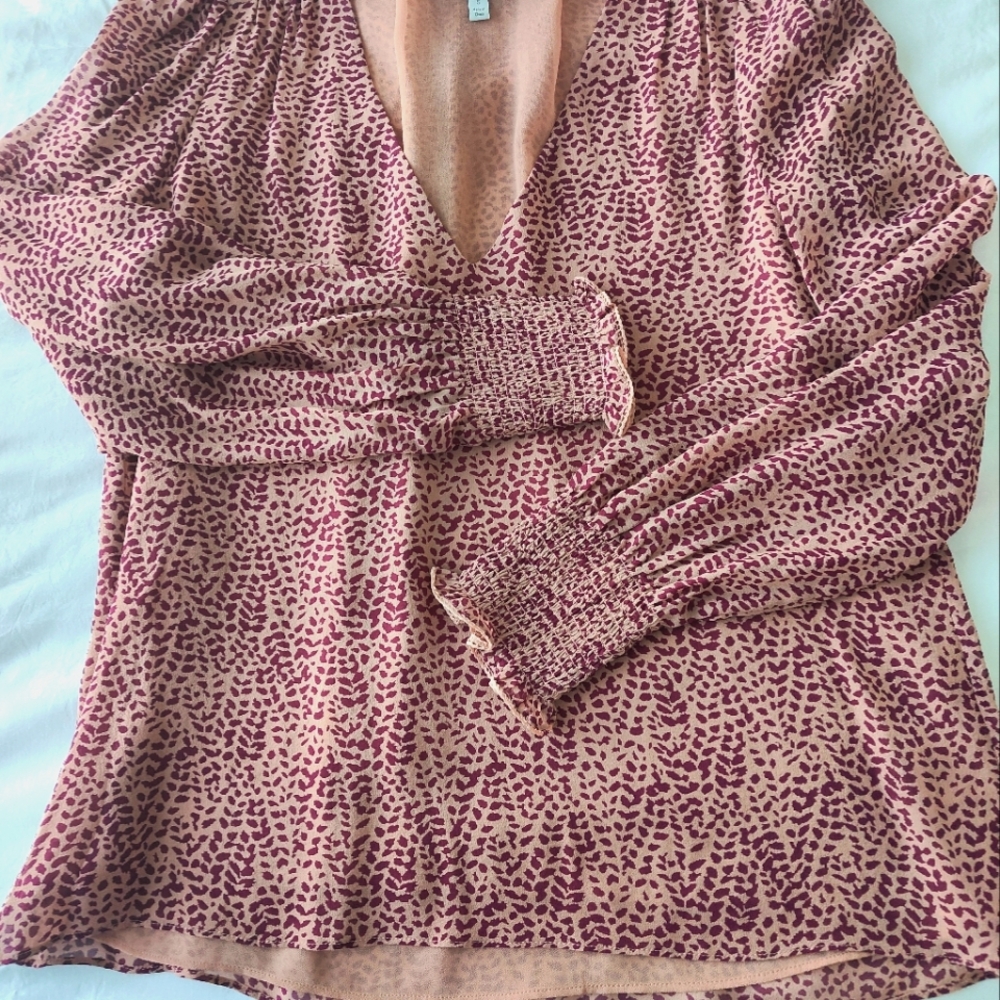 V-neck blouse in tan and burgundy